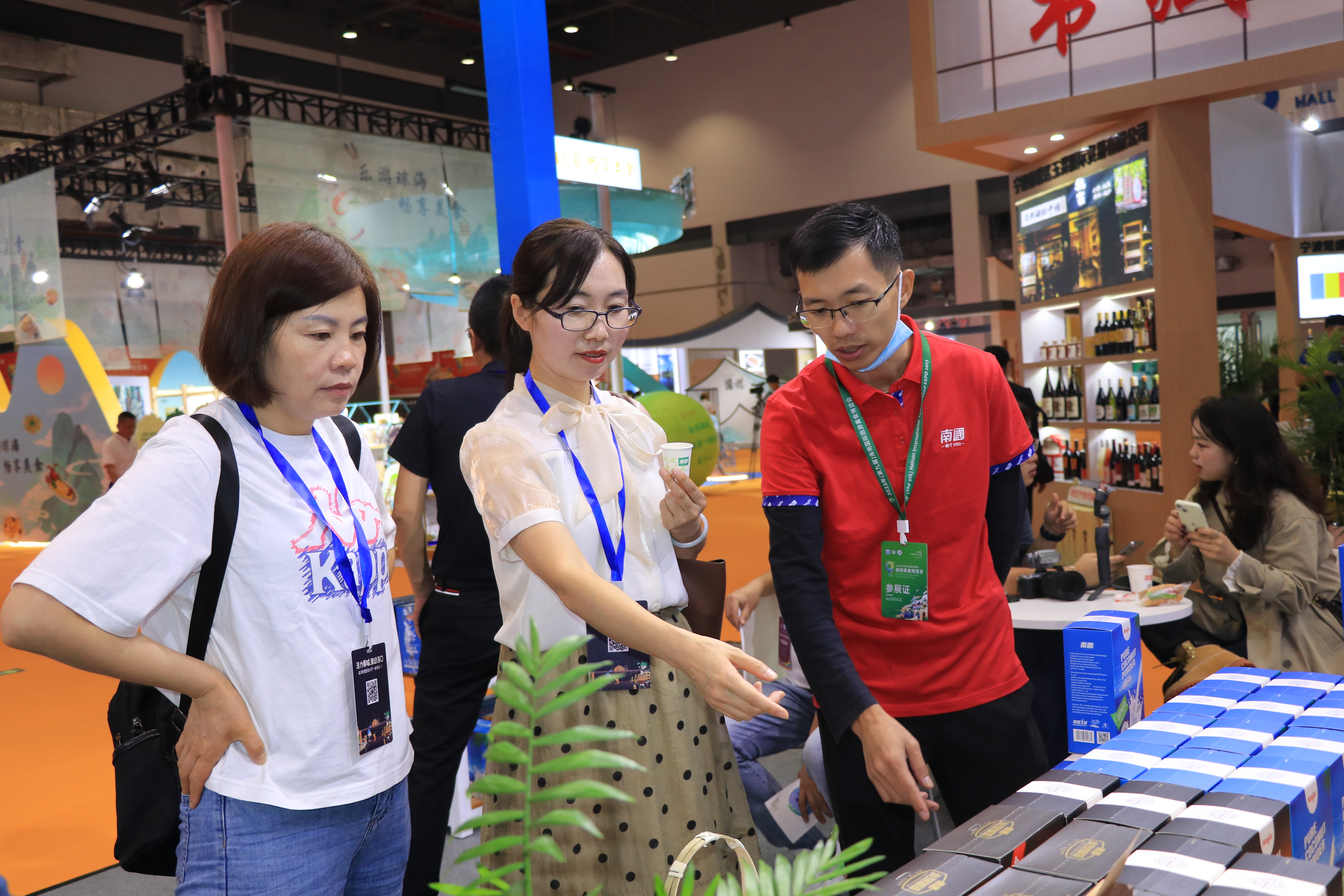 1701655321529496.jpg 3市場部梁文(wén)斌經理向客戶介紹(shào)產品(pǐn).JPG