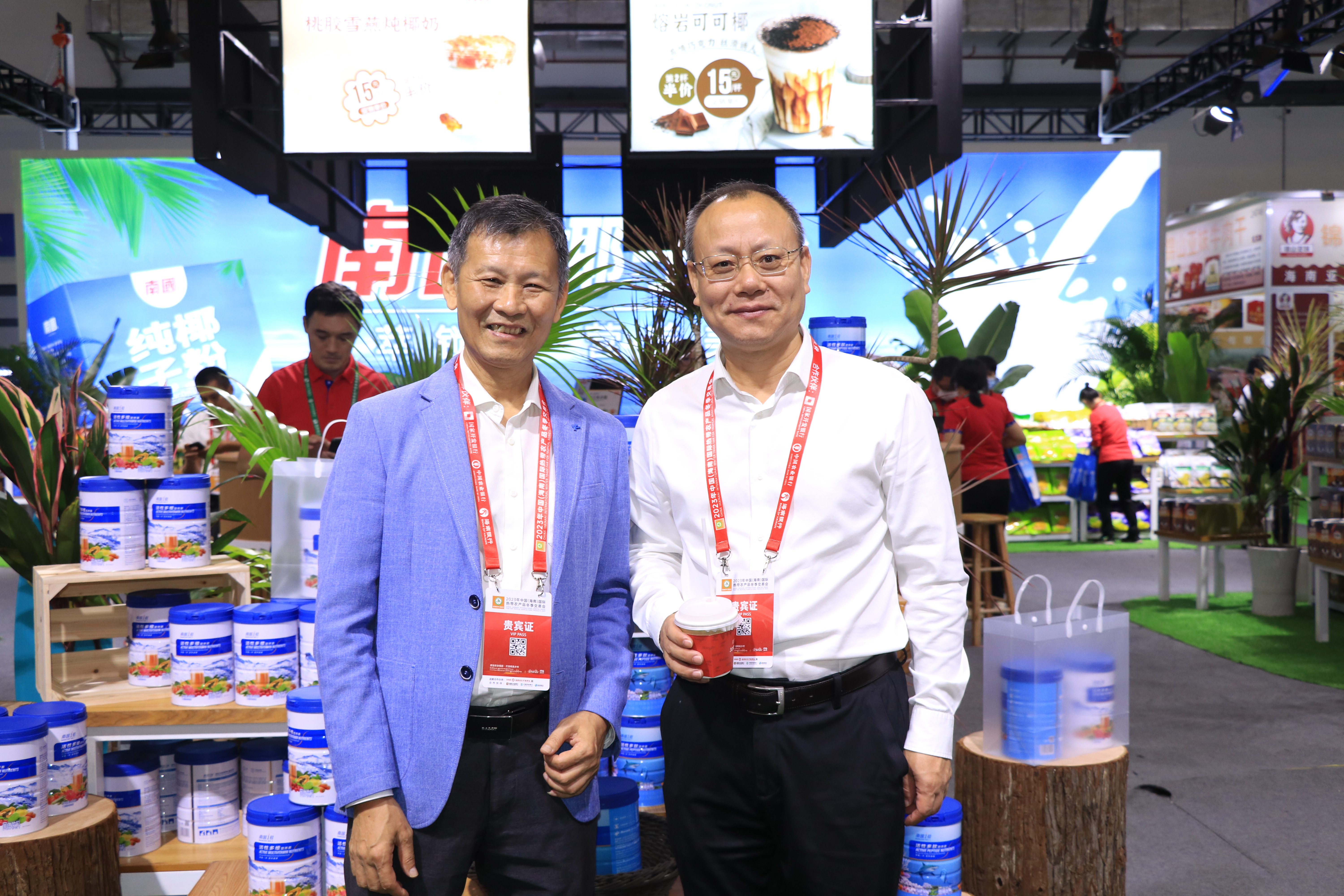 1703746147910633.jpg 定安縣委書記劉(liú)峰(fēng)鬆(sōng)蒞臨麻豆蜜桃传媒在线观看食(shí)品展位參觀指導.JPG