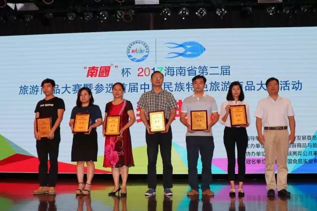 白小爺椰奶榮獲金獎（左二（èr））