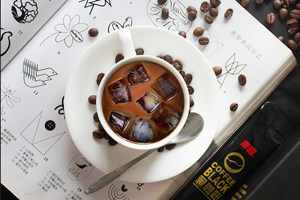 黑(hēi)咖啡搭(dā)配純椰子粉